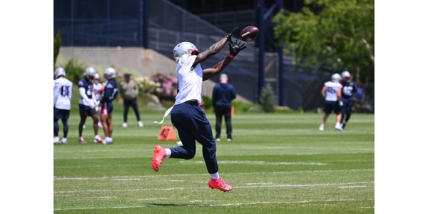 A. J. Brown vihdoin puki New England Patriotsin pelipaidan seitsemän vuoden tauon jälkeen A. J. Brown vihdoin puki New England Patriotsin pelipaidan seitsemän vuoden tauon jälkeen